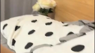 狗链拴住的母狗女友操的淫水泛滥