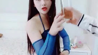 高颜值黑裙长腿妹子，沙发脱光光调情一番互摸口交，上位骑乘大力猛操
