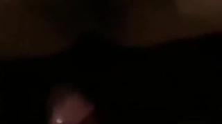 风骚少妇火车上引诱干儿子在厕所操她刚进去就说快抓紧时间操