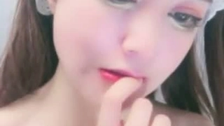 戴尔笔记本醒来后的小姐姐体验了她继兄的硬鸡巴磨和阴部指法