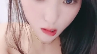 小胸部和紧致的阴道被猛烈地操