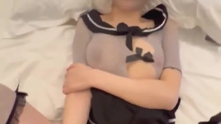 无辜的学生在宿舍房间里首次亮相色情片