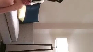 极度诱惑想操却不敢说，妈妈一眼看出儿子的心思