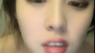 今天让温顺的小受女友拿起电按摩棒让我也爽一把