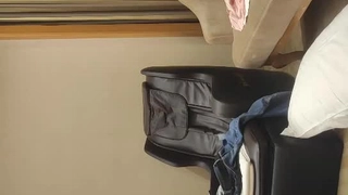 性欲旺盛的大学生在她的宿舍房间里变得淘气