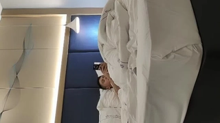 肌肉发达的金发健美运动员在热辣的锻炼中占据主导地位