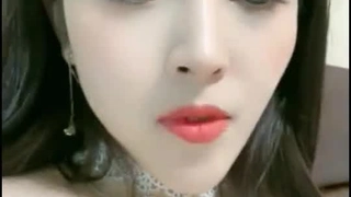 很羞涩的金发小波浪美眉，看起来经验不是很足，叔叔好好带你上路！
