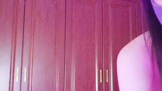 继女在禁忌的角色扮演中诱惑继父