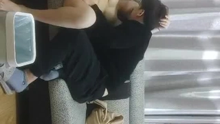 年轻的红发女郎在宿舍里享受男友的面部射精