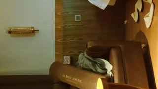 青少年在宿舍房间里探索肛交