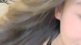 小胸部的少女在宿舍房间里被脚交和手指刺激