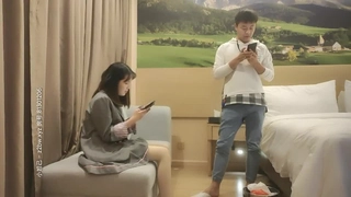 约炮之前先看图片怎么样再决定，口交酸奶大鸡巴好骚，让小哥从床下干到床上后入