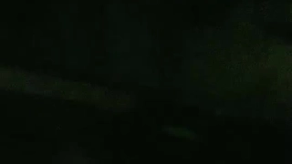 大学生在热辣的三人行中被继妹用手指和舔